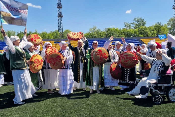 Одеяло размером с футбольное поле выложили в Усть-Каменогорске