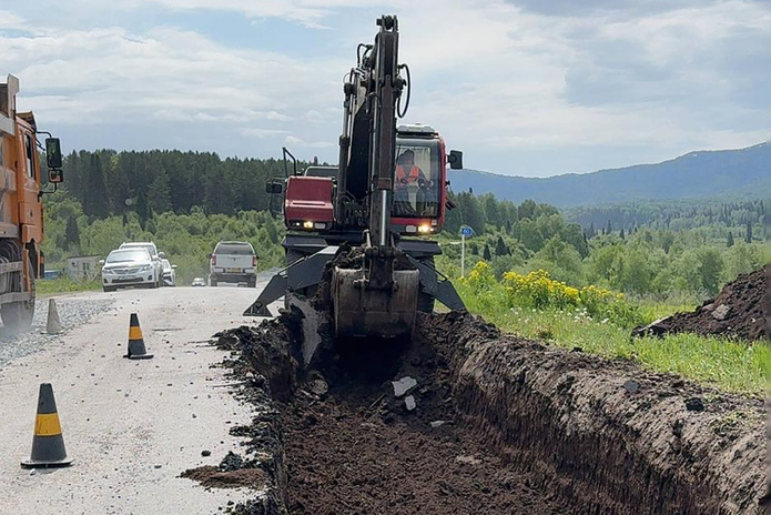 На дороге в Риддер убирают пучины