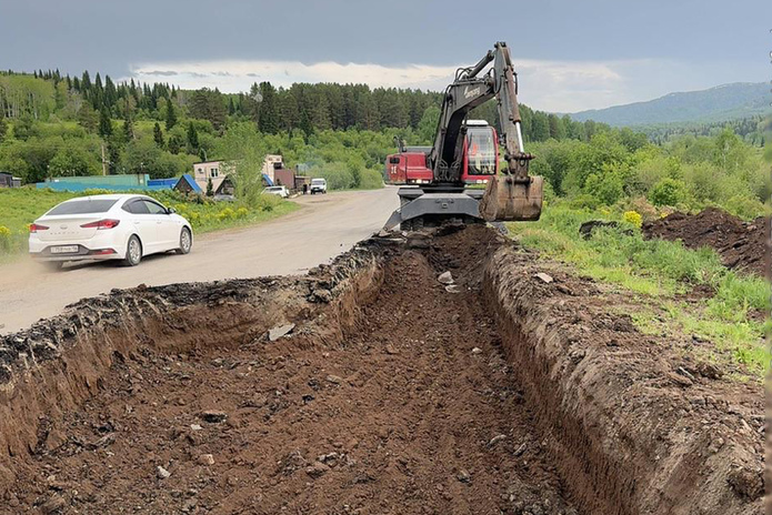 На дороге в Риддер убирают пучины