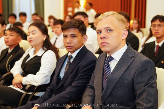 Одаренные дети ВКО получили денежные призы от акима области