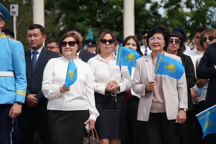 В Усть-Каменогорске в Амфитеатре подняли государственный флаг
