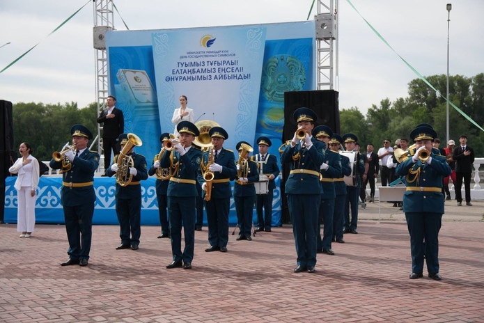 В Усть-Каменогорске в Амфитеатре подняли государственный флаг
