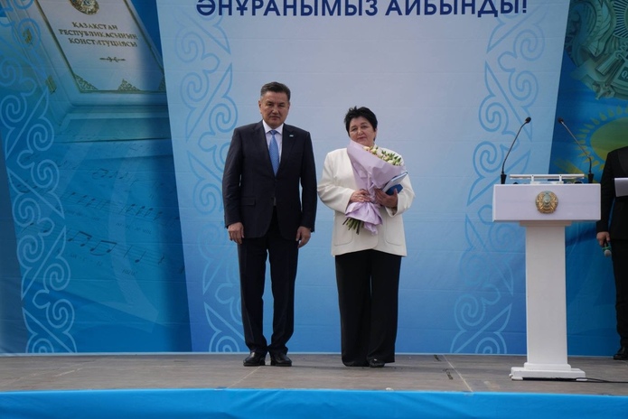 В Усть-Каменогорске в Амфитеатре подняли государственный флаг