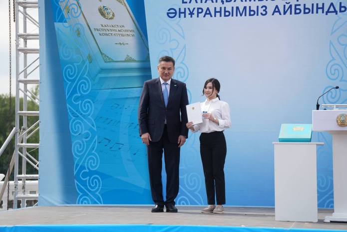В Усть-Каменогорске в Амфитеатре подняли государственный флаг