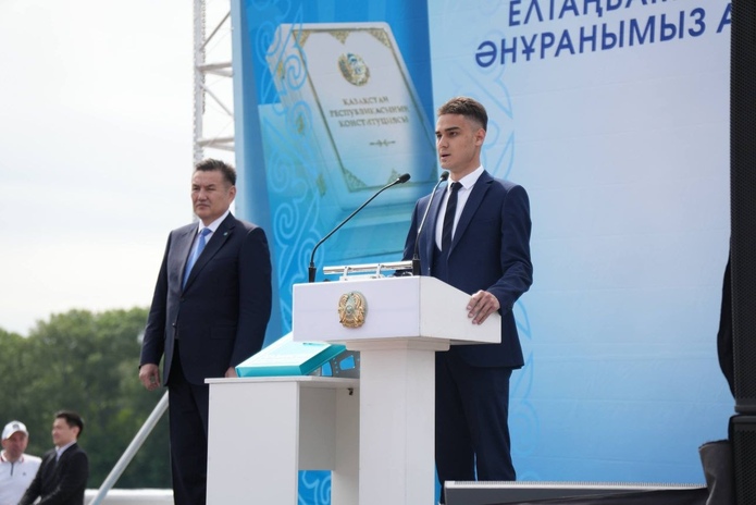 В Усть-Каменогорске в Амфитеатре подняли государственный флаг