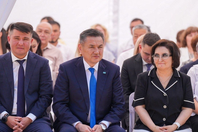 Лучшие врачи ВКО получили награды