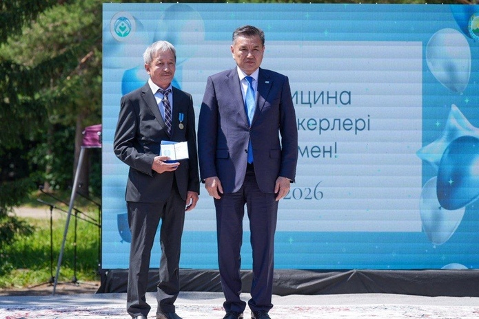 Лучшие врачи ВКО получили награды