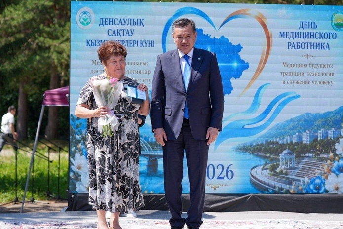 Лучшие врачи ВКО получили награды