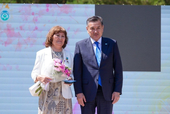 Лучшие врачи ВКО получили награды