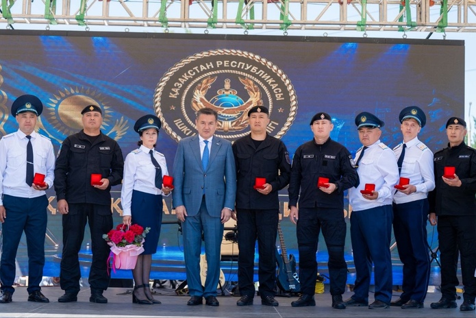 В ВКО десять полицейских получили ключи от новых квартир