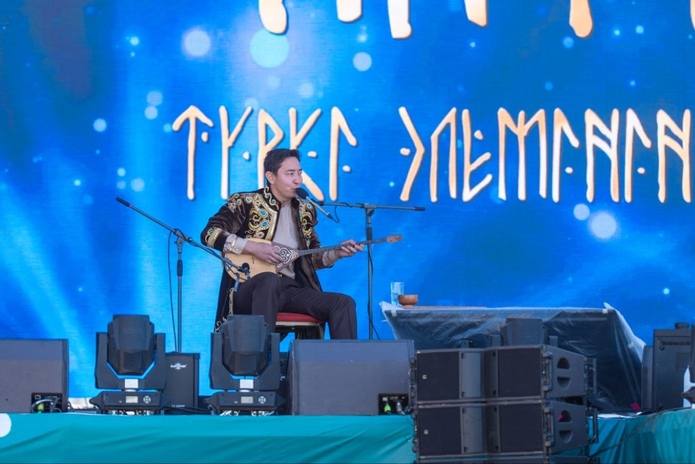 Серик Куанган из ВКО победил в республиканском айтысе акынов