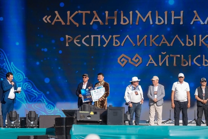 Серик Куанган из ВКО победил в республиканском айтысе акынов