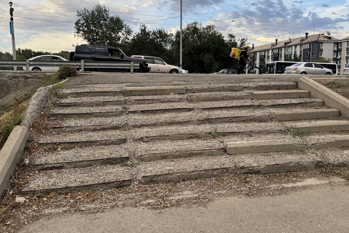 В Усть-Каменогорске ужасает состояние моста в центре города