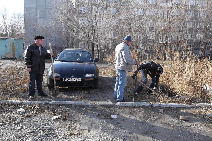 Двором нужно заниматься самим