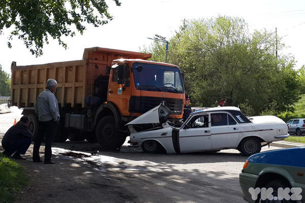 Прямо под грузовик