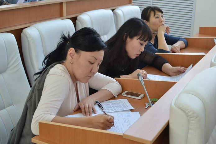 Чиновников посадили писать диктант 