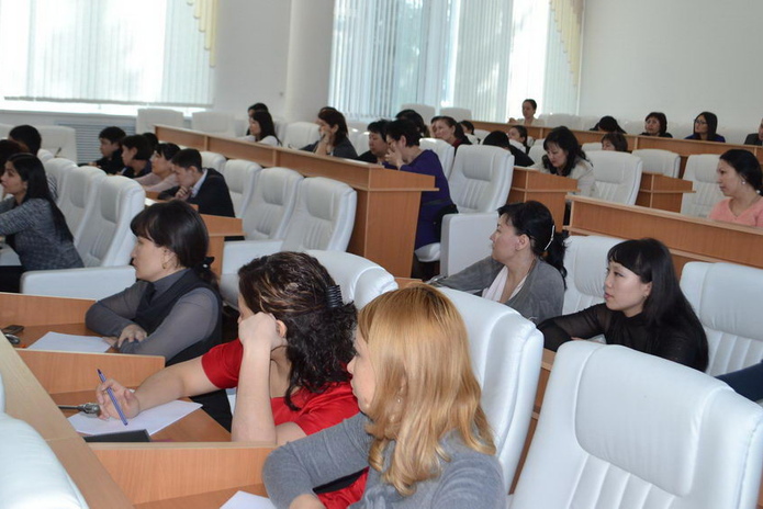 Чиновников посадили писать диктант 