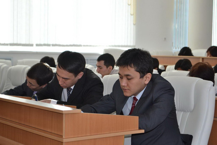 Чиновников посадили писать диктант 