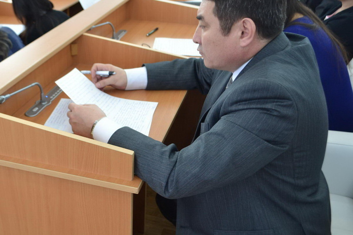 Чиновников посадили писать диктант 