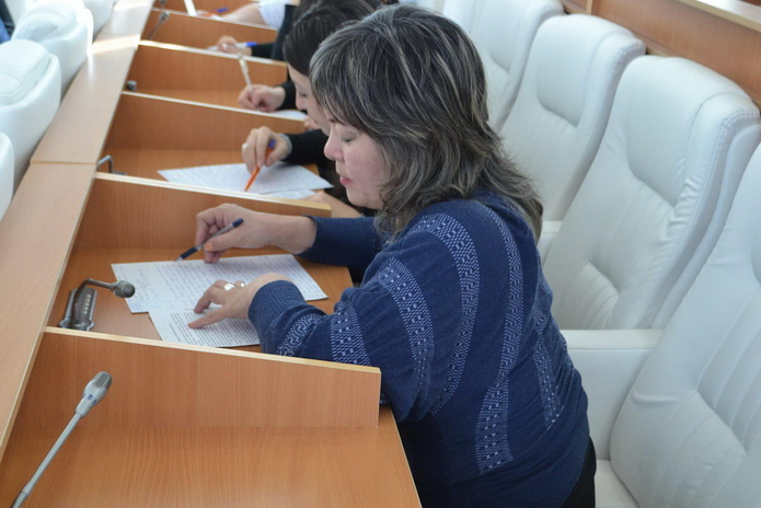 Чиновников посадили писать диктант 