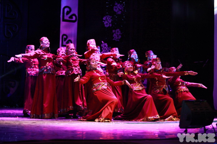 Студенты встречают весну (+фото)