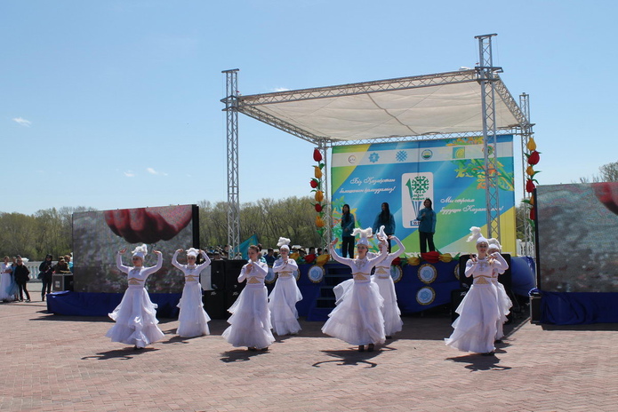 Молодежь будет строить