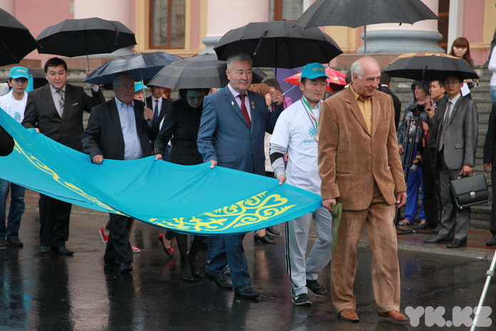 По улицам носили флаг (+фото)