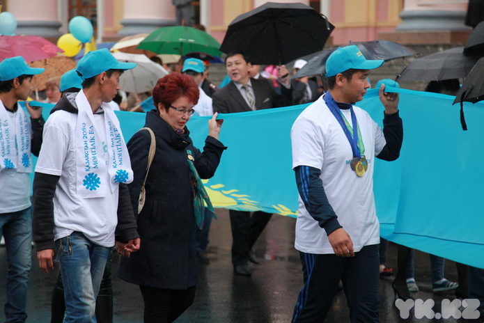 По улицам носили флаг (+фото)