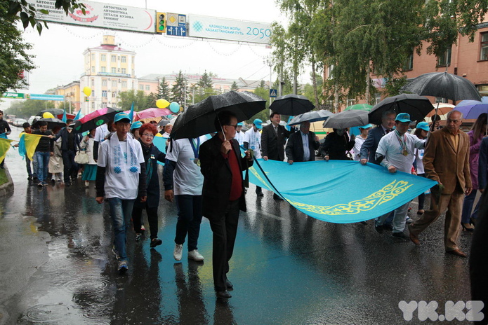 По улицам носили флаг (+фото)