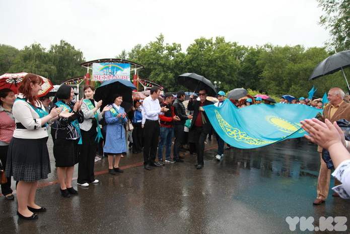 По улицам носили флаг (+фото)