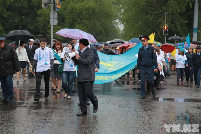 По улицам носили флаг (+фото)