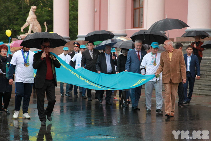 По улицам носили флаг (+фото)