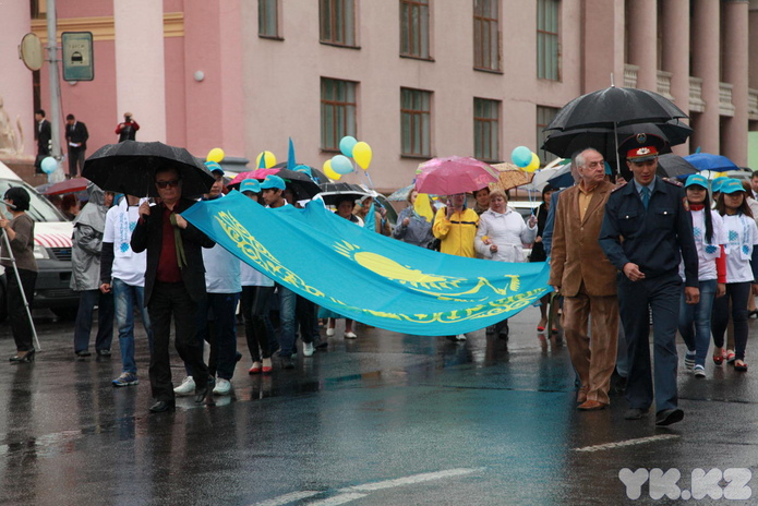 По улицам носили флаг (+фото)