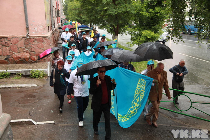 По улицам носили флаг (+фото)