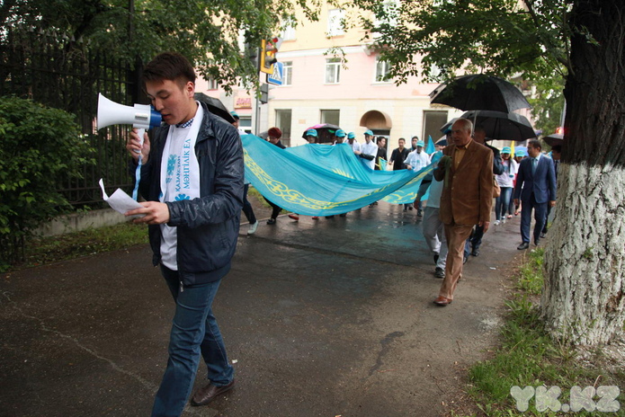 По улицам носили флаг (+фото)