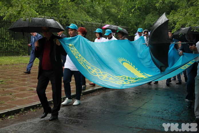 По улицам носили флаг (+фото)