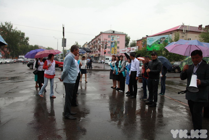 По улицам носили флаг (+фото)