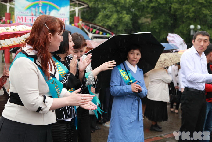 По улицам носили флаг (+фото)