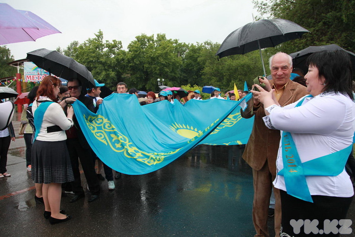 По улицам носили флаг (+фото)