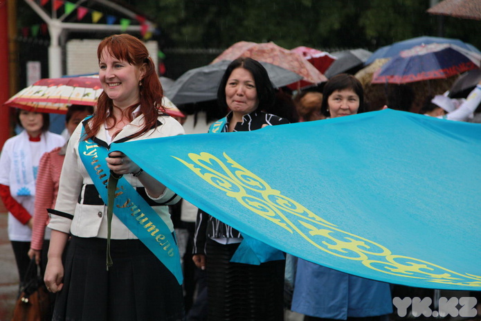 По улицам носили флаг (+фото)