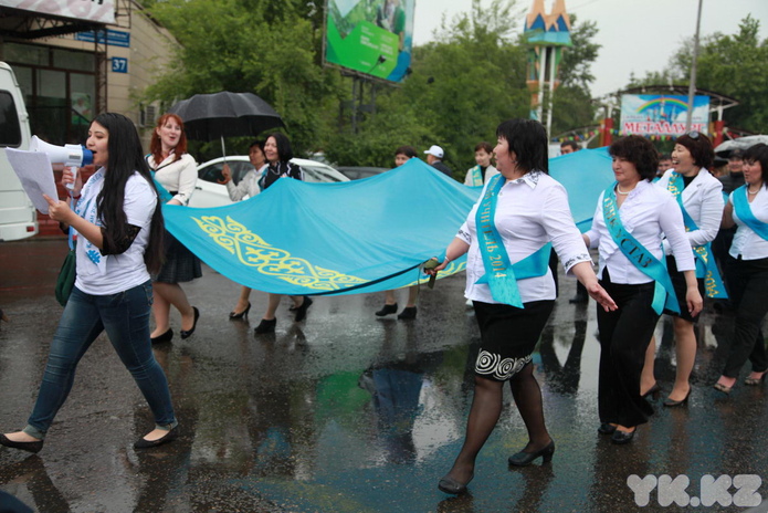 По улицам носили флаг (+фото)