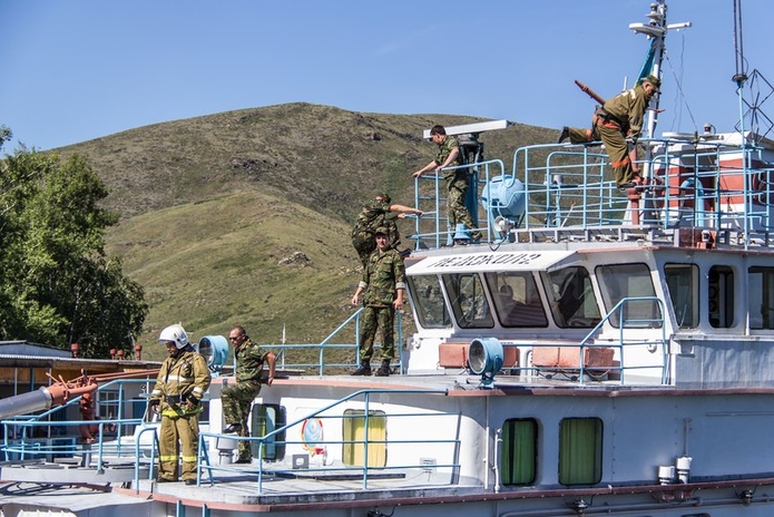 Море синее зажгли (+фото)