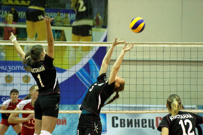 Девушки с мячом (+фото)