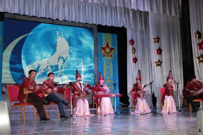 Когда поют солдатам