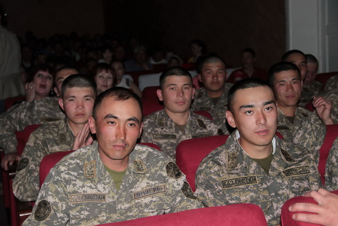 Когда поют солдатам