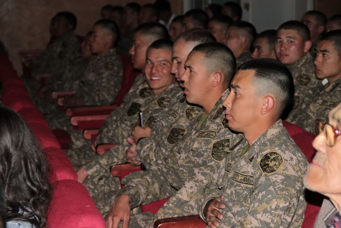 Когда поют солдатам