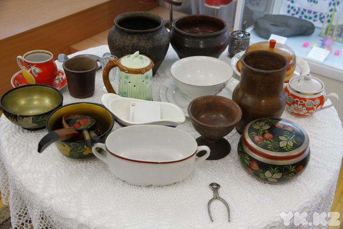 Пряли поздно вечерком