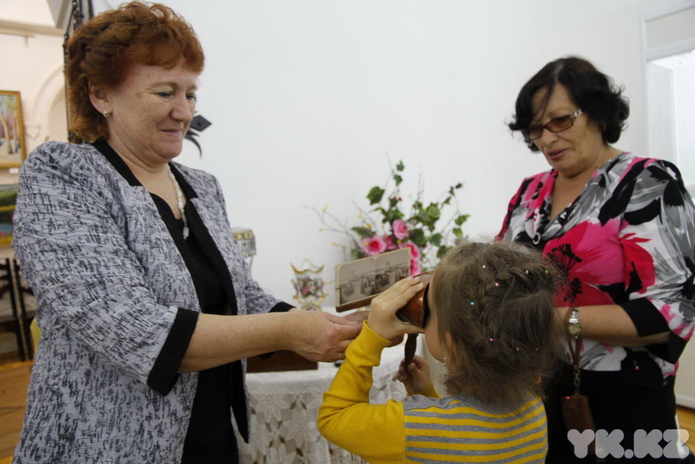 Пряли поздно вечерком