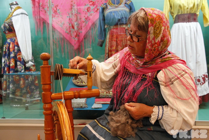 Пряли поздно вечерком