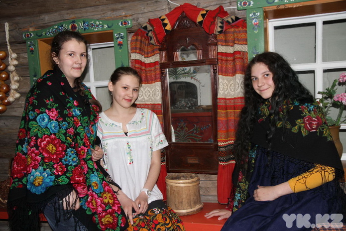 Пряли поздно вечерком